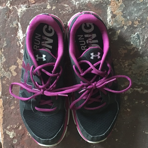 Size 10 Under Armour Tennis Shoe - Picture 2 of 6